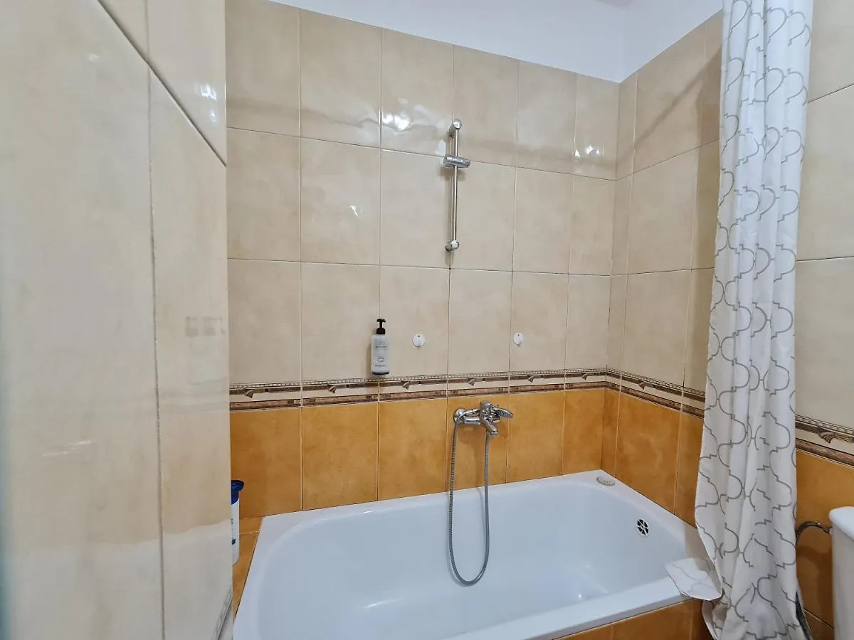 Quiet & Spacious City Center Apartment - 4 Min Walk Tirana Albanien