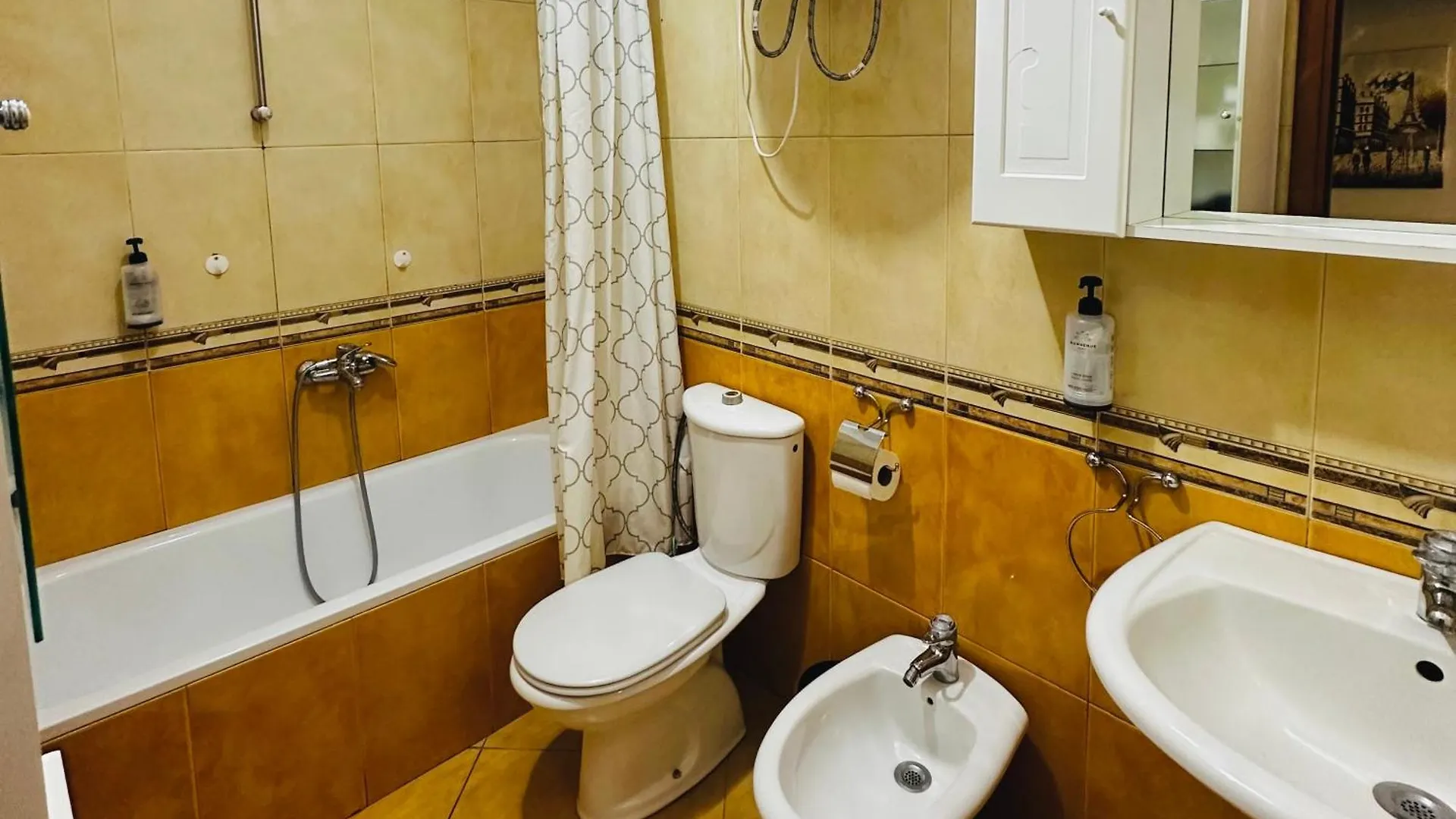 Quiet & Spacious City Center Apartment - 4 Min Walk Tirana