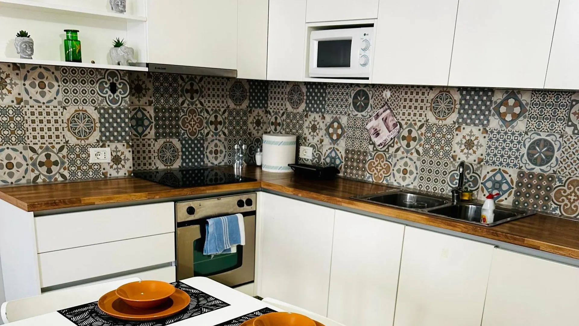 Quiet & Spacious City Center Apartment - 4 Min Walk Tirana